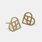 Hjerte-øreringe i guld - Smykke med mening som symbol på kærlighed eller som julehjerte, zoomet ind - Livva