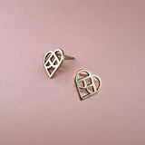 Hjerte-øreringe i guld - stilrene symbolske smykker på kærlighed eller som julehjerte - Livva