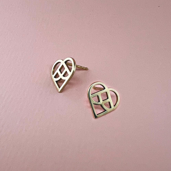 Hjerte-øreringe i guld - stilrene symbolske smykker på kærlighed eller som julehjerte - Livva