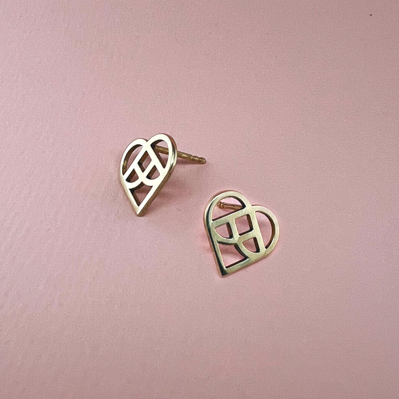 Hjerte-øreringe i guld - stilrene symbolske smykker på kærlighed eller som julehjerte - Livva