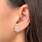 Hjerte-smykke i sterling sølv - lette og spinkle geometriske øreringe som symboliserer kærlighed og som ligner et jule-hjerte, vist på øre - Livva