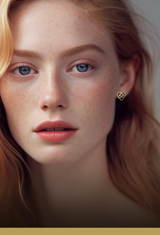 Hjerte-smykke ørering i guld - stilrent symbolsk smykke på kærlighed eller som julehjerte, vist på model - Livva