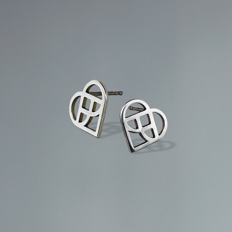 Hjerte-smykke i sølv - stilrene symbolske øreringe på kærlighed eller som julehjerte - Livva