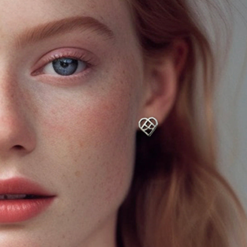 Hjerte-smykke i sølv - stilrene symbolske øreringe på kærlighed eller som julehjerte, vist på øre - Livva
