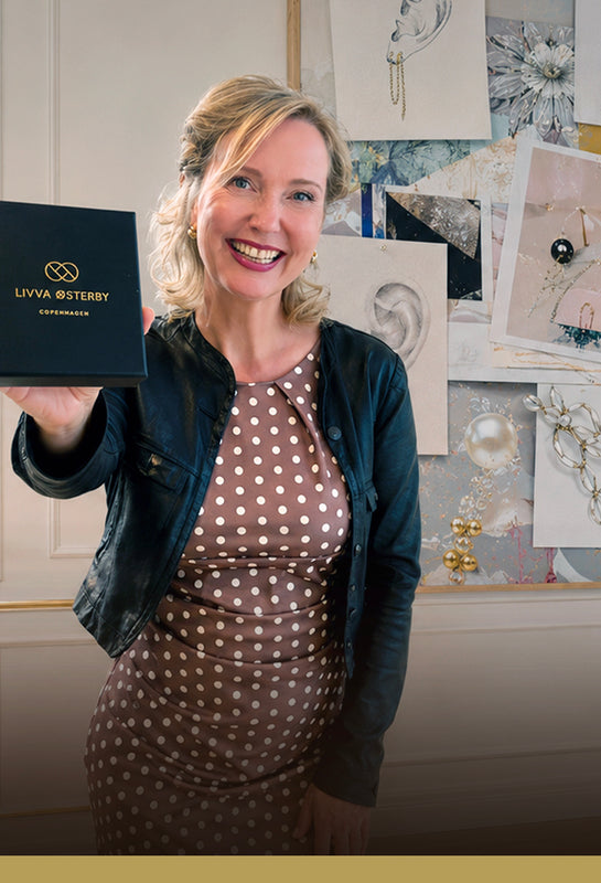 Livva Østerby Dansk smykkedesigner med inspirations collage og smykkeæske