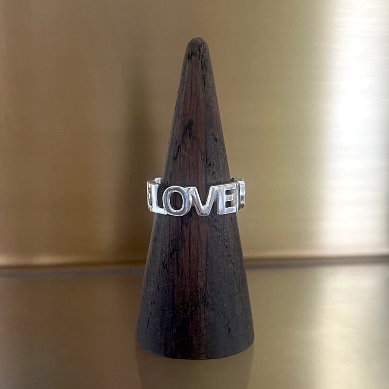 Love Love Love - Bogstav-ring i sølv med 3 sammensatte ord som ringbånd og kærligheds-symbol, vist på display - Livva