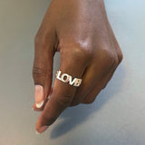 Love Love Love - Bogstav-ring i sølv med 3 sammensatte ord som ringbånd og kærligheds-symbol, vist på solbrun hånd - Livva