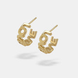 Bgstav ørering hvor ordene LOVE LOVE er sammensat som udskårne bogstaver i guld - Livva