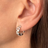 Bgstav ørering hvor ordene LOVE LOVE er sammensat som udskårne bogstaver i sterling sølv, vist fra siden på øre - Livva