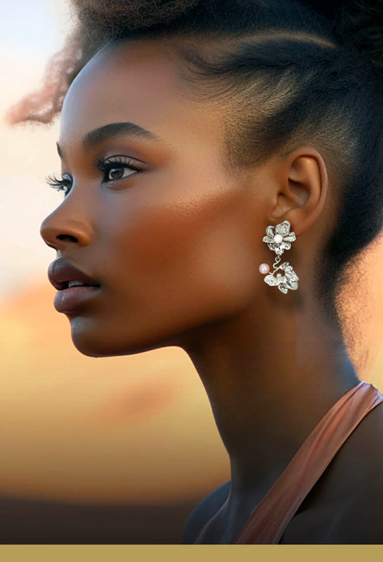 Organiske smykker - Statement blomster ørering af blade i Sterling sølv og to perler, vist på model - Livva