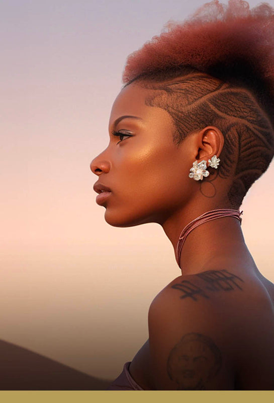 Organiske smykker – Stor og lille blomster ørering af blade i sterling sølv, vist på model - Livva