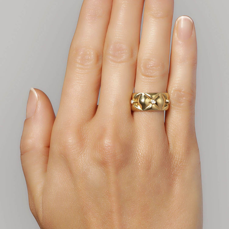 Quilted ring in 18k solid gold with white diamonds - Lush organic wide Sofia Chester jewellery design on model. 