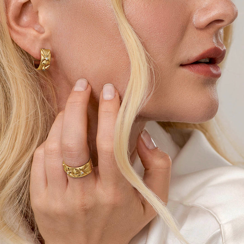 Quilted ring and wide earrings in 18k solid gold with white diamonds. A quilted organic Sofia Chester jewellery design.