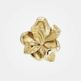 Small flower earrings gold – Organic jewellery with nature-inspired surreal leaves in gold – zoomed in on details – Livva