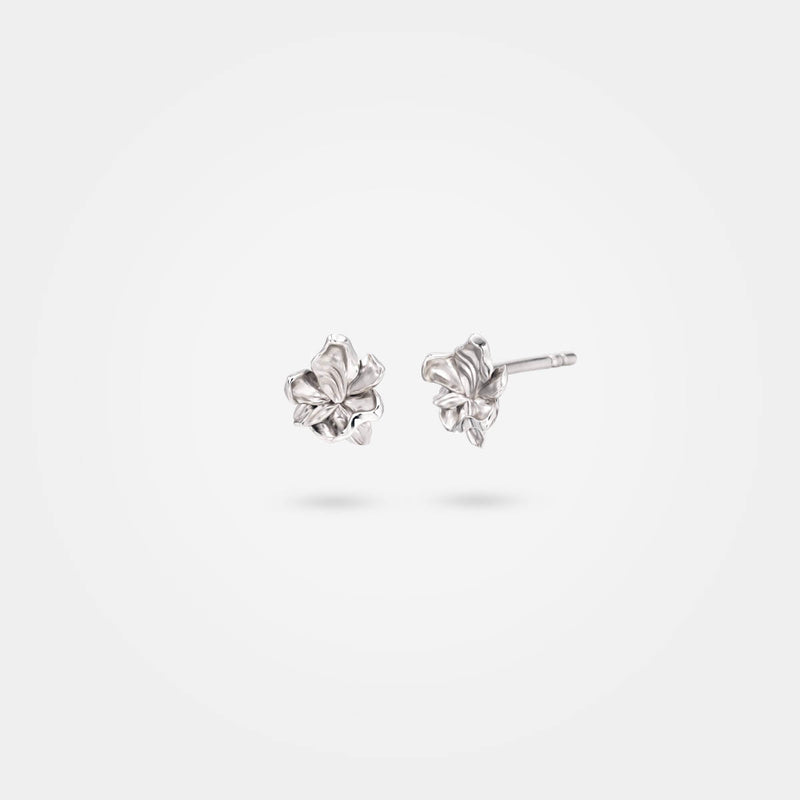 Small flower earrings – A pair of organic jewellery with nature-inspired surreal leaves in sterling silver – Livva