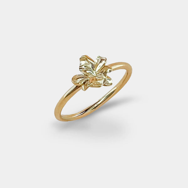 Small flower ring – Organic jewellery in gold with nature-inspired delicate leaves on a thin ring band - Livva