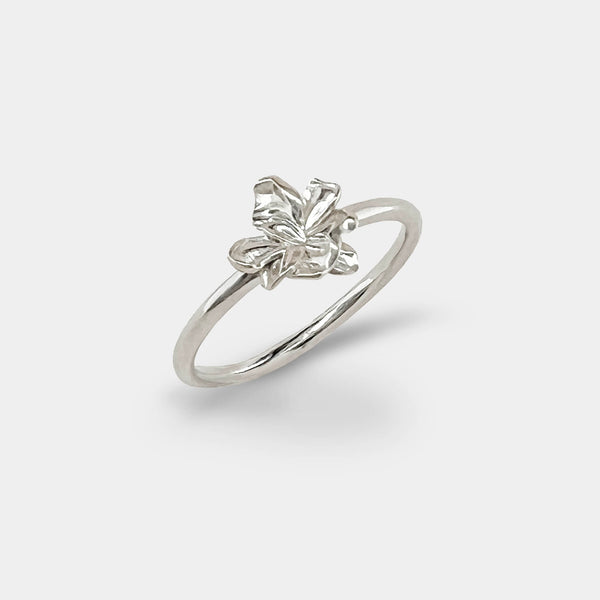 Small flower ring silver – Organic jewellery with nature-inspired delicate leaves on a thin ring band - Livva