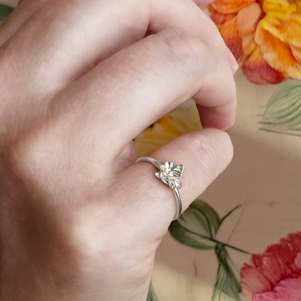 Small flower ring silver – Organic jewellery with nature-inspired delicate leaves on a thin ring band – shown on finger - Livva