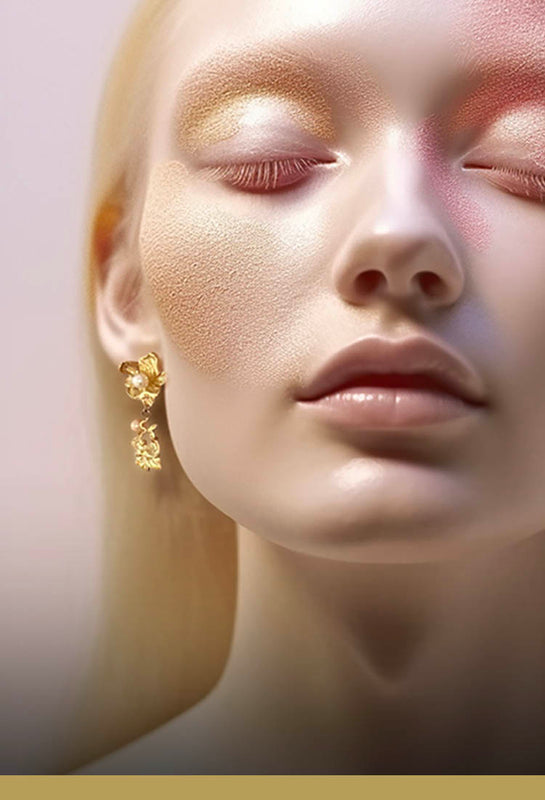 Smykkedesign - Organisk og skulpturel luksus vises i denne Twin blomster ørering i guld med to små perler på model - Livva