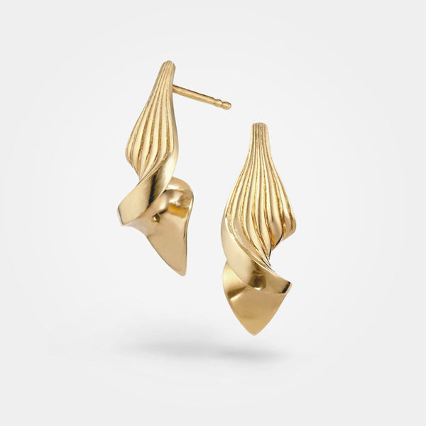 Snoede øreringe - Luksuriøst organisk dansk design i et skulpturelt twist i 18k guld med rillede linjer - Livva