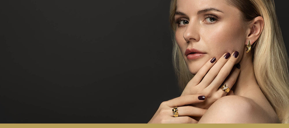 Skulpturelt smykke af 2 organiske snoede luksusringe, den ene med diamanter og matchende snoede øreringe i 18k massivt guld - Livva