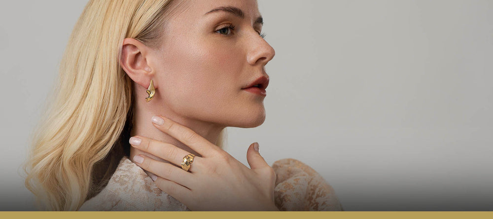 Snoet ring og ørering - Luksuriøst organisk dansk design i et skulpturelt twist med rillede linjer i guld, vist på model – Livva