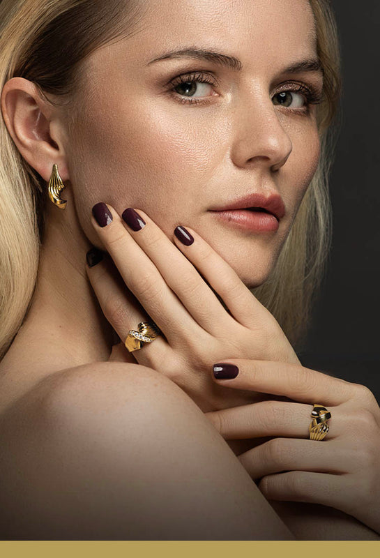 Skulpturelt smykke af 2 organiske snoede luksusringe, den ene med diamanter og matchende snoede øreringe i 18k massivt guld - Livva