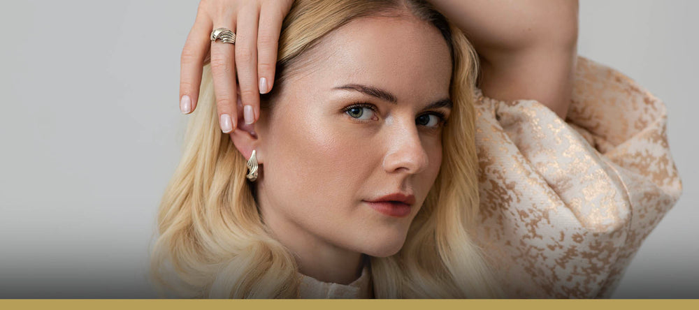 Snoet sølvring og ørering - Luksuriøst organisk dansk design i et skulpturelt twist med rillede linjer, vist på model – Livva