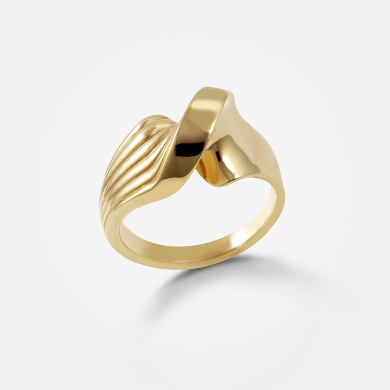 Snoet ring guld - Et dansk organisk smykkedesign i særklasse med riller i 18k massivt guld - Livva