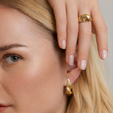 Snoet ring og ørering i guld - Et dansk organisk smykkedesign i særklasse med riller i 18k massivt guld, vist på model - Livva