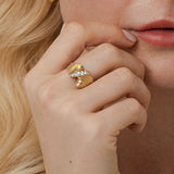 Snoet ring guld - organisk dansk smykkedesign med diamanter i 18k massivt guld med riller, på hånd - Livva