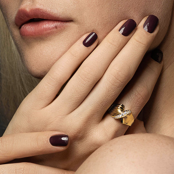 Snoet ring guld - organisk dansk smykkedesign med diamanter i 18k massivt guld med riller, på model - Livva