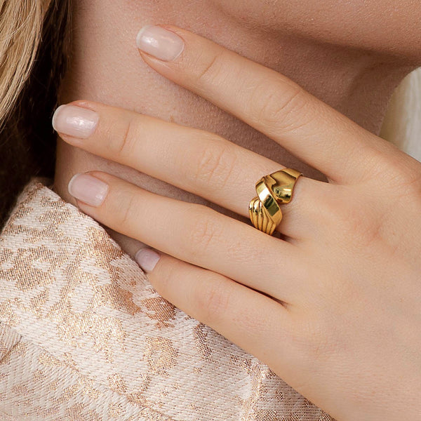 Snoet ring - Luksuriøst organisk dansk design i et skulpturelt twist med rillede linjer i guld, på hånd – Livva
