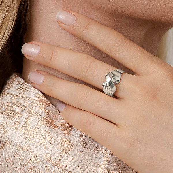 Snoet sølvring - Luksuriøst organisk dansk design i et skulpturelt twist med rillede linjer, vist på hånd – Livva