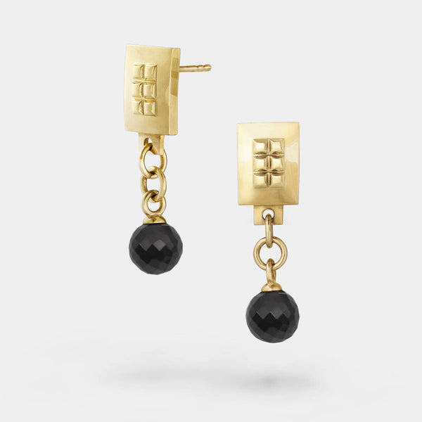 Square earrings gold – A square design with tiny studs and an elegant black spinel gemstone dangle – Livva Østerby.
