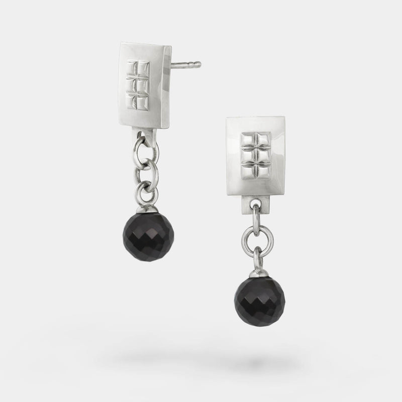 Square earrings silver – Square design with tiny studs & elegant black spinel gemstone dangle – Livva Østerby.