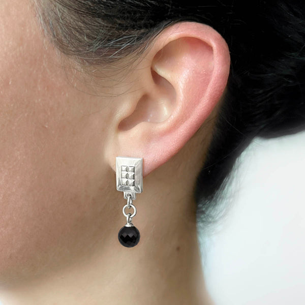 Square earrings silver – Square design with tiny studs & elegant black spinel gemstone dangle on model – Livva Østerby.