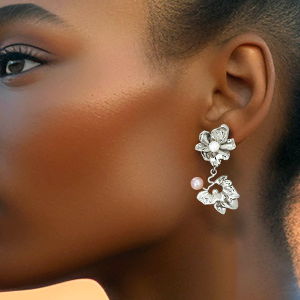 Statement flower earring in sterling silver 925 with a white- and a pink pearl shown on model – Alva Florali collection