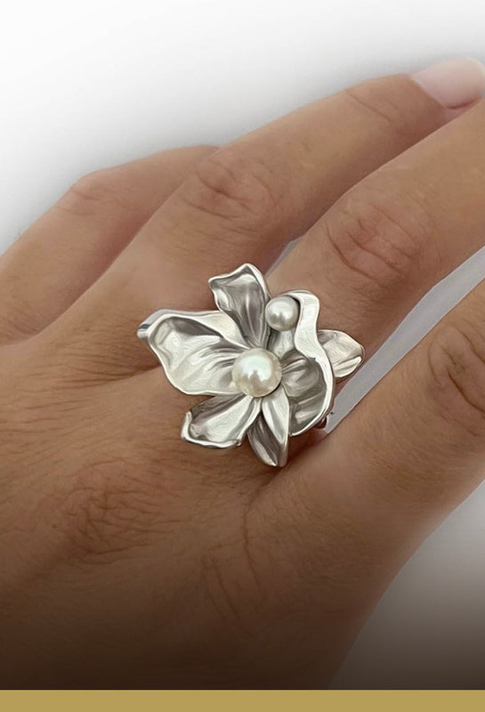 Stor organisk blomster ring i sterling sølv og to hvide perler, vist på hånd - Livva