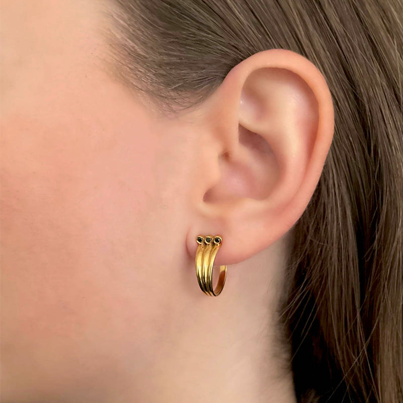 Triple hoop earrings gold – Cool 18k design with black diamonds - 3 simple hoops merging into one – Skylar Sway collection on model