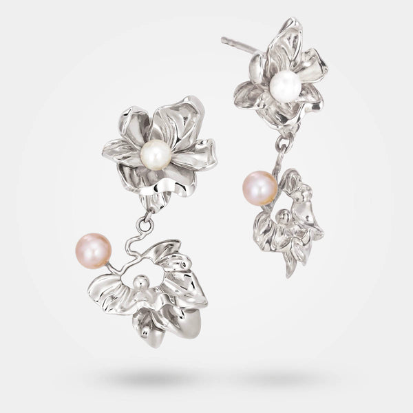 Twin blomster ørering, organisk i sterling sølv med en hvid og lyserød perle, vist som par - Livva 