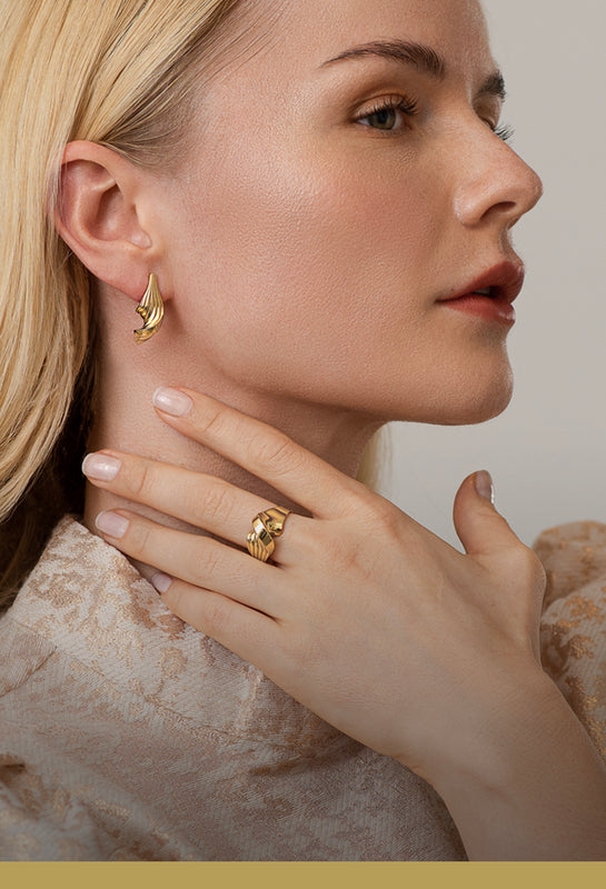 Twisted jewellery - Luxurious organic Danish design of earrings and rings in a sculptural twist in gold, on model – Grace York