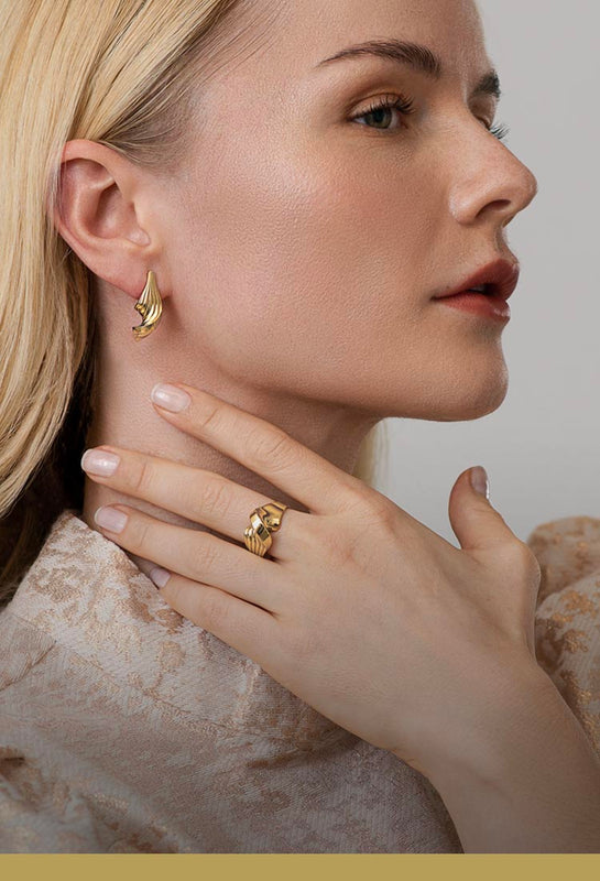 Twisted rings and earrings - Vintage-inspired Fine Jewellery collection in gold.