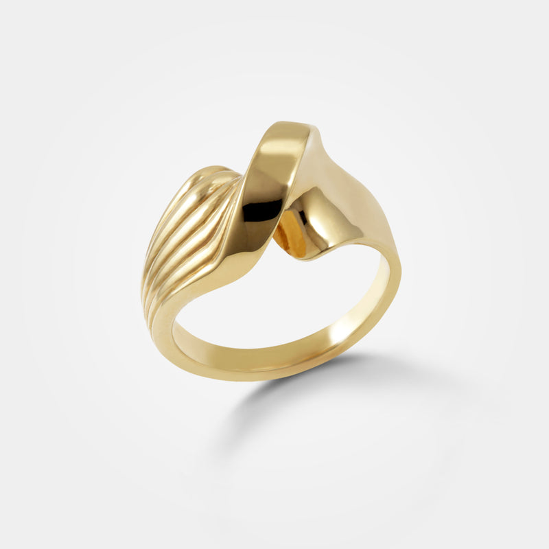 Twisted ring gold - A luxurious organic Danish design in a sculptural twist of grooved lines in gold – Livva