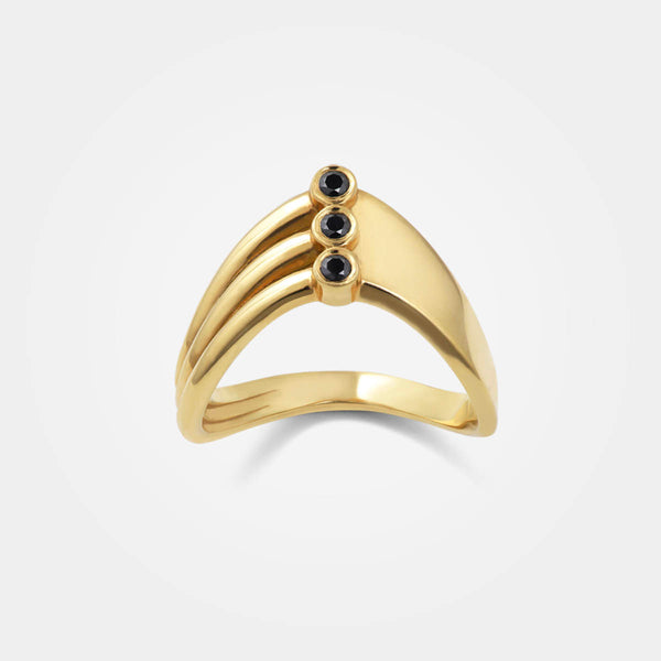V-ring gold – Ring shaped like a V in 18k gold with 2 sides divided by 3 vertical black diamonds – Skylar Sway collection.