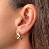 Wavy øreringe i guld - Unikt smykkedesign med snoet organiske bølger og flade bobler, vist fra siden på øre - Livva