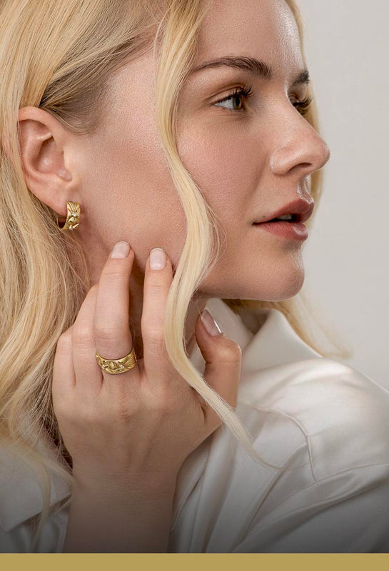 Bred ring og ørering - Skulpturel dansk smykkedesign i 18k guld med quilted organisk top og diamanter, vist på model - Livva