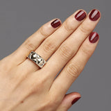 Bred sølvring - Skulpturelt dansk smykkedesign med quilted organisk top, vist på hånd - Livva