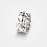 Bred sterling sølv ring - Quilted & skulpturel dansk design med 3 hvide diamanter - Livva