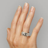 Bred sterling sølv ring - Quilted & skulpturel dansk design med 3 hvide diamanter, vist på finger - Livva